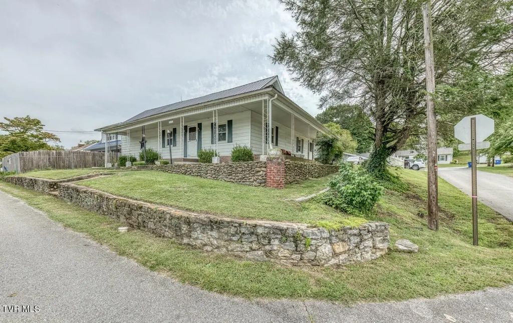 548 Cedar Street, Bluff City