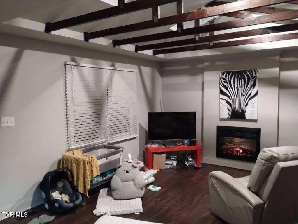 Status Close Icon 19605 Greenbriar Drive, Bristol Property Listing: MLS® #10002594