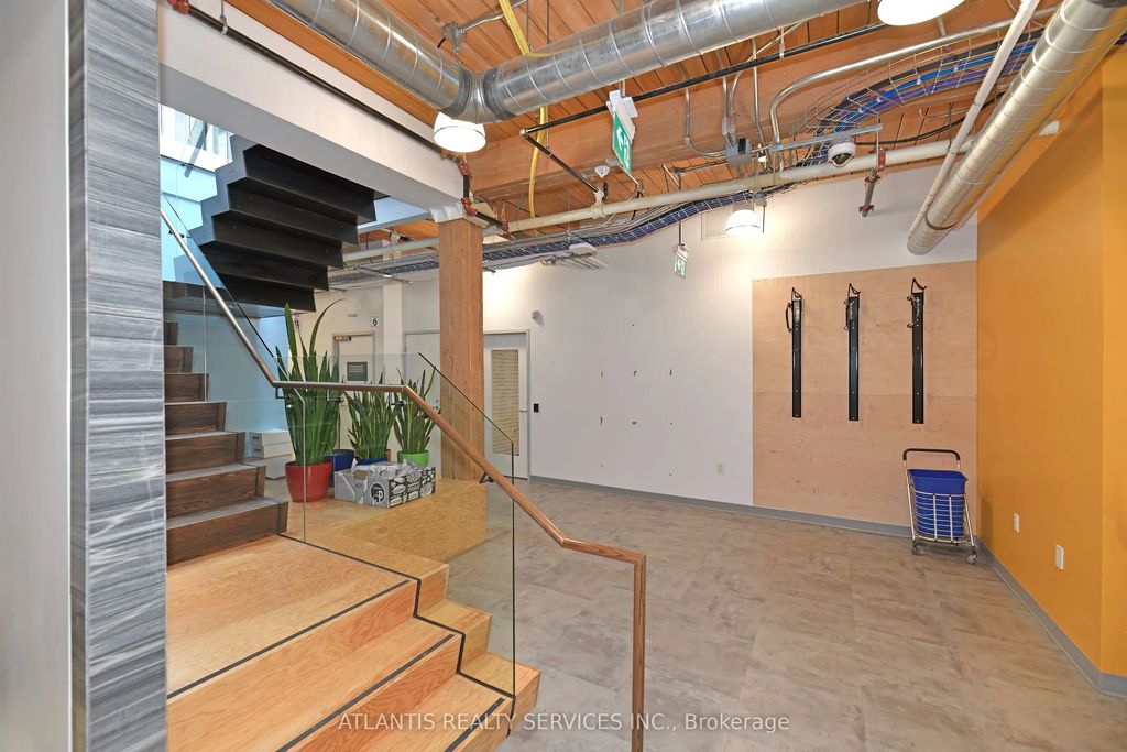 243 College Street 400/500, Toronto C01