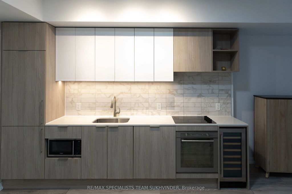2020 Bathurst Street 637, Toronto C03