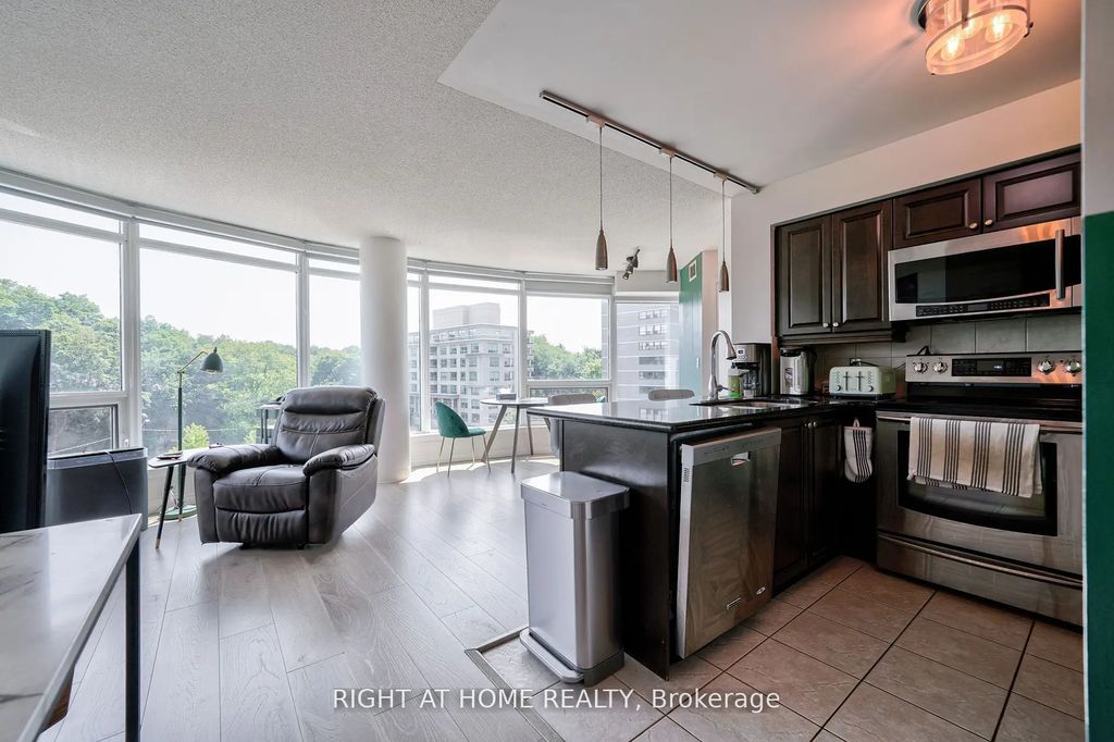 18 Valley Woods Road 813, Toronto C13