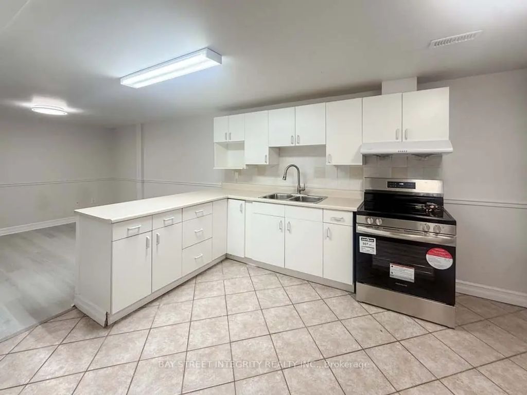 130 Kingslake Road Lower, Toronto C15