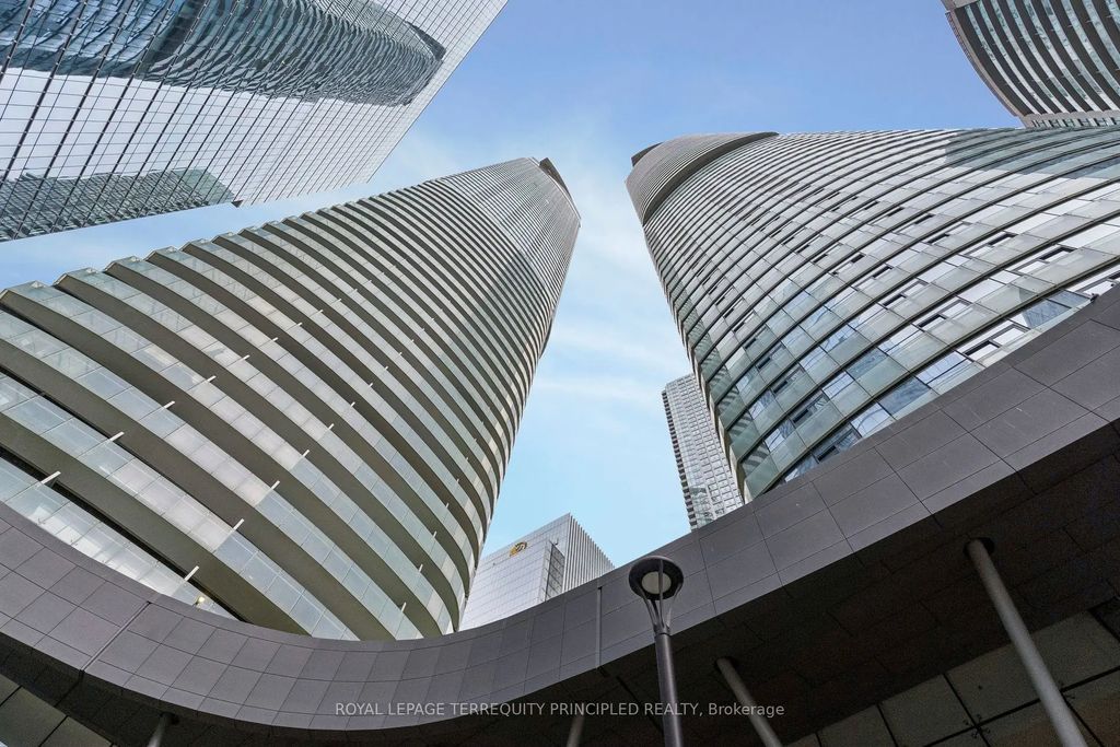 12 York Street 307, Toronto C01