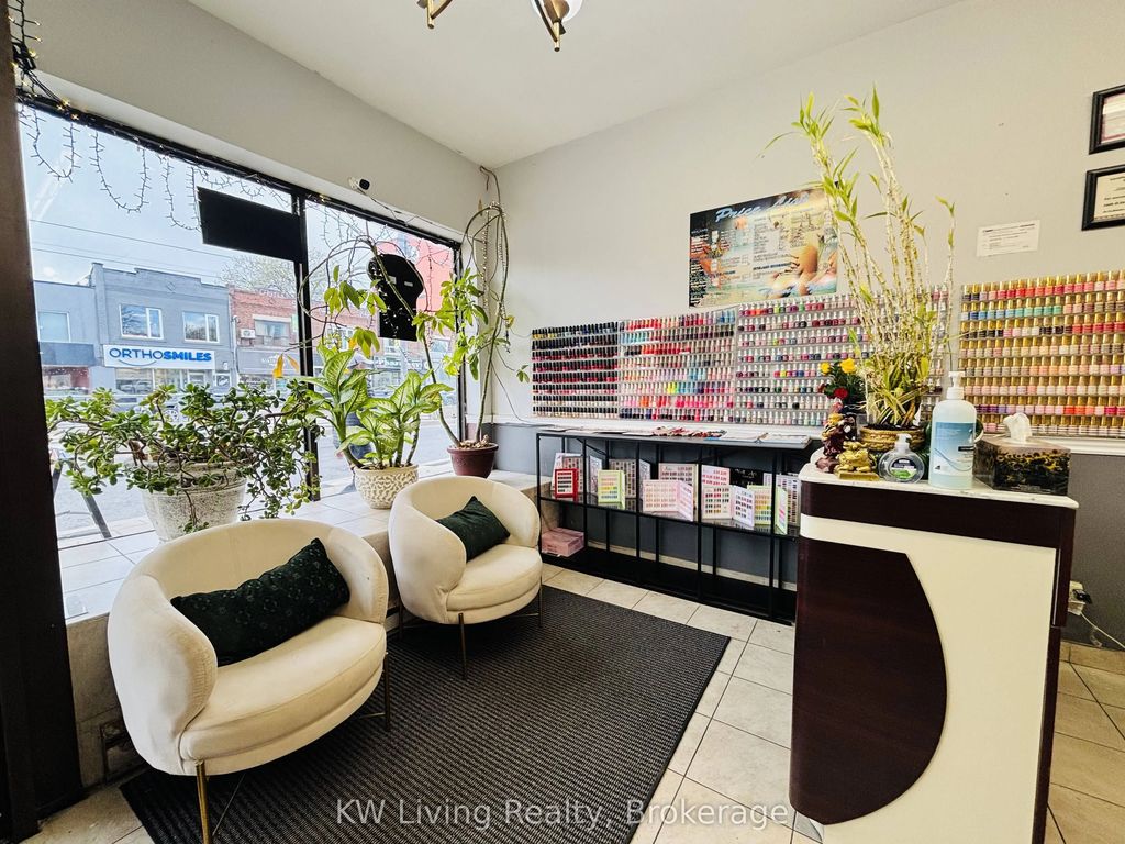 694 St Clair Avenue W, Toronto C02