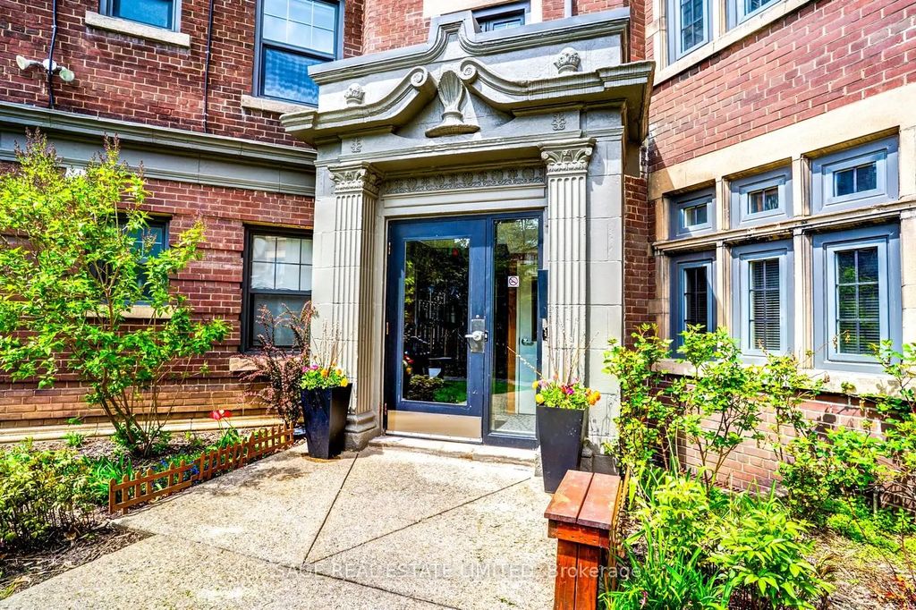 48 Lawton Boulevard 15, Toronto C02