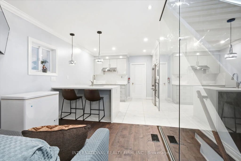568 Delaware Avenue N, Toronto C02