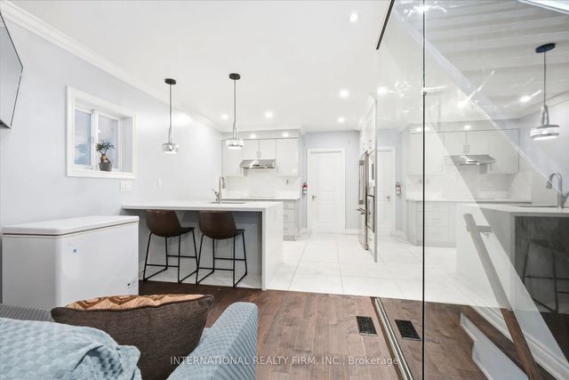 568 Delaware Avenue N, Toronto C02