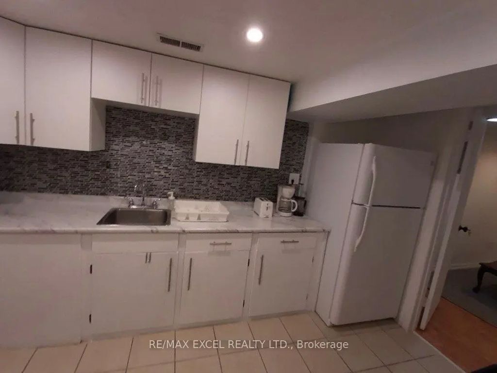 54 Green Bush Road, Toronto C07