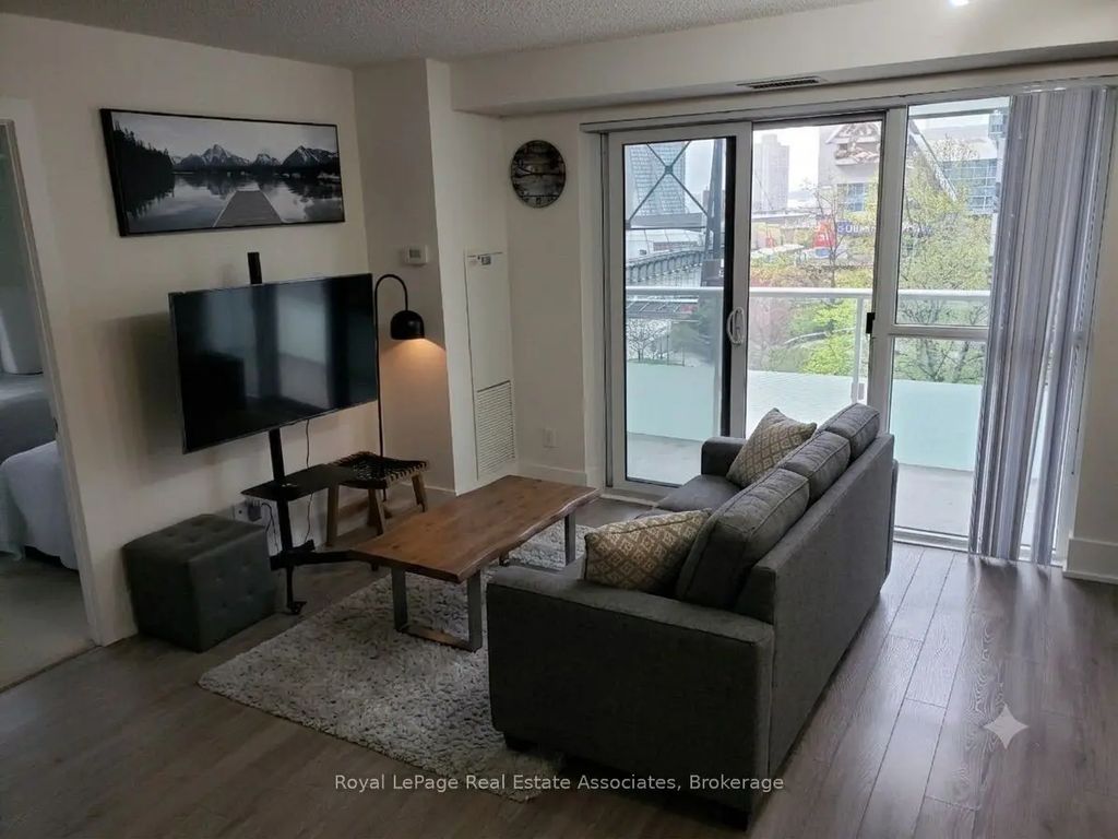 300 Front Street W 611, Toronto C01