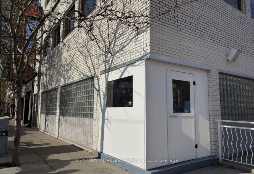 802 Dundas Street W, Toronto C01