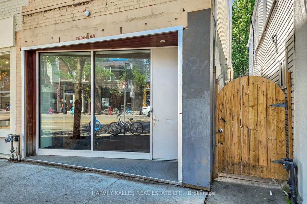 819 Dundas Street W, Toronto C01