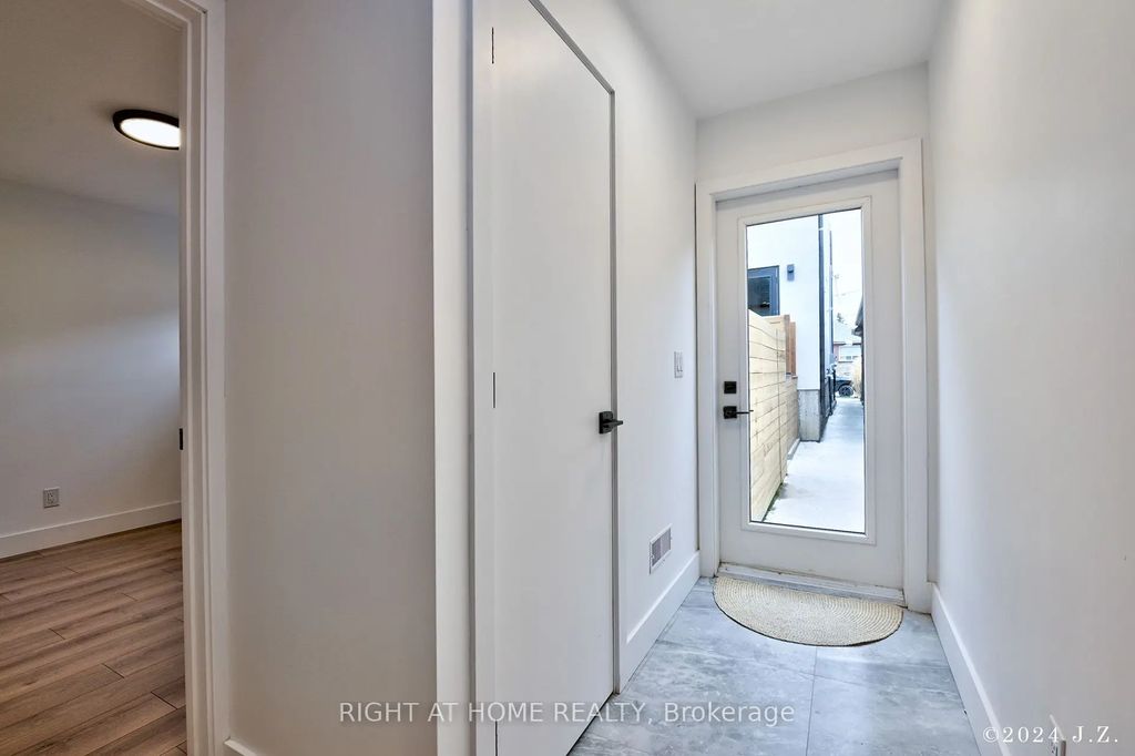 50a Lanark Avenue Coachhs, Toronto C03