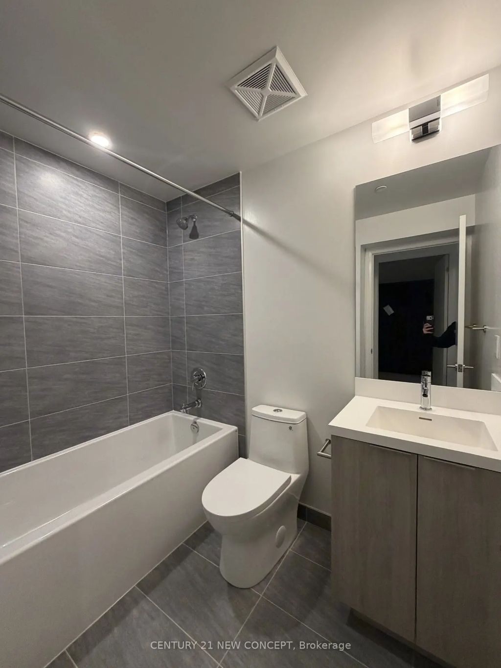 400 King Street W 812, Toronto C01