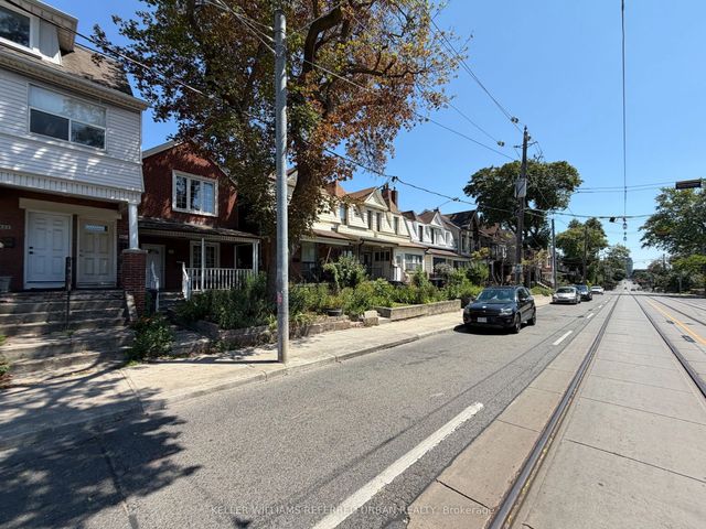429 Ossington Avenue Main, Toronto C01