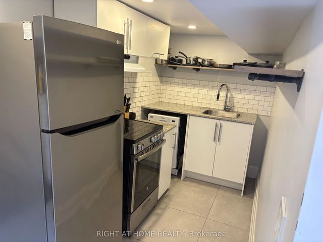 39 Amherst Avenue Lower, Toronto C03