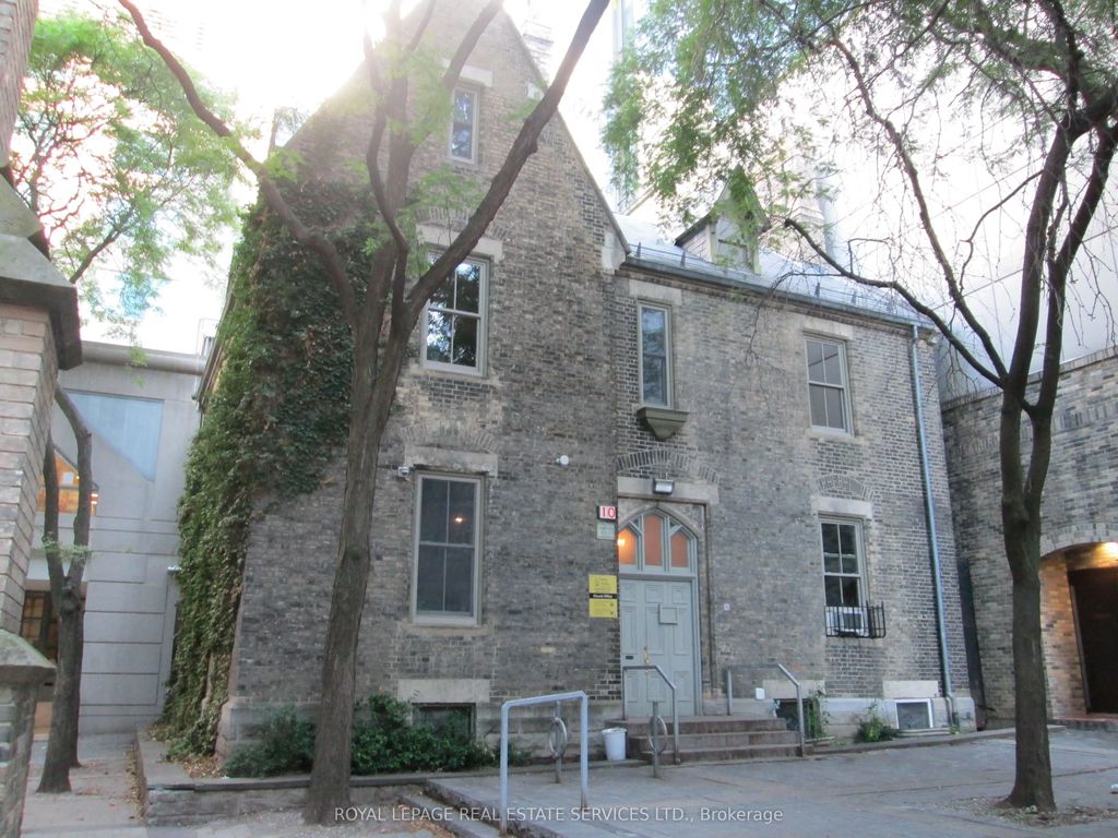 10 Trinity Square, Toronto C01