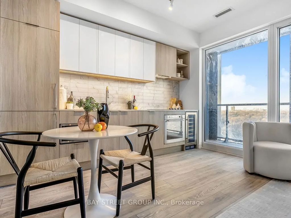 2020 Bathurst Street 1812, Toronto C03