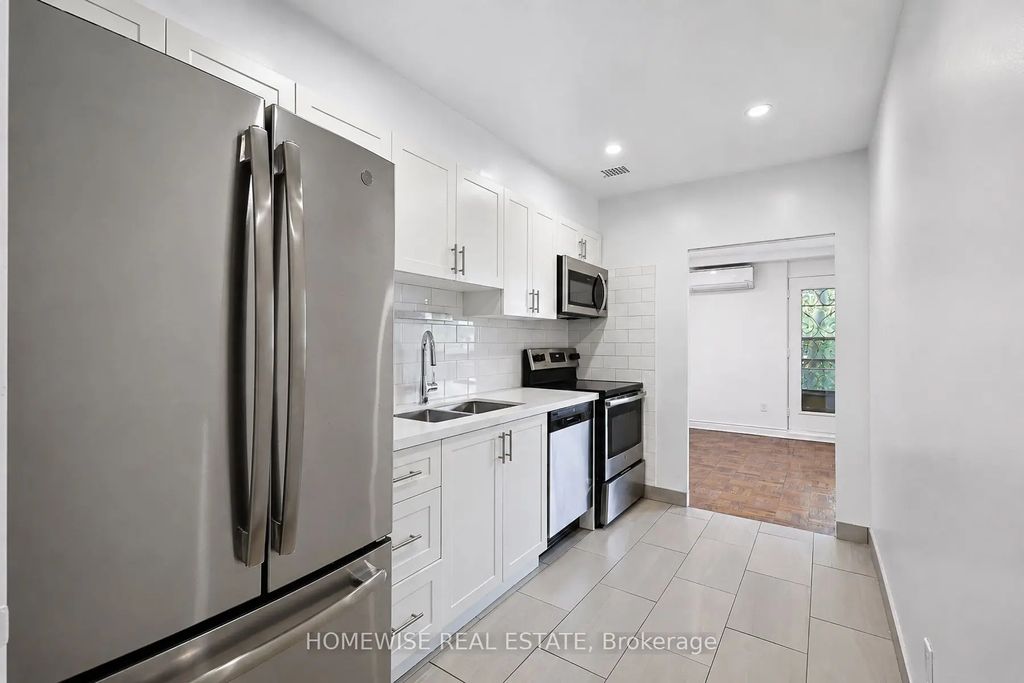 2500 Bathurst Street 401, Toronto C04