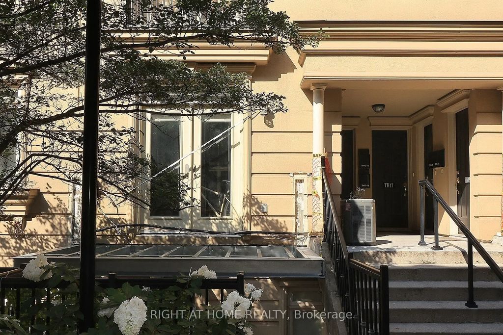 78 Carr Street Th12, Toronto C01