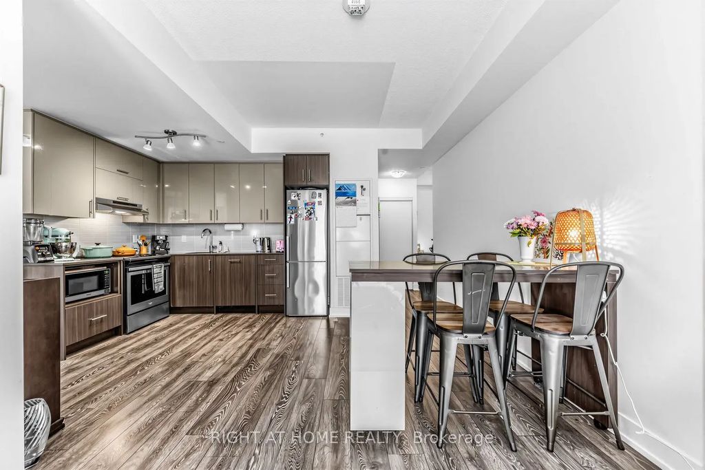 180 Fairview Mall Drive 202, Toronto C15
