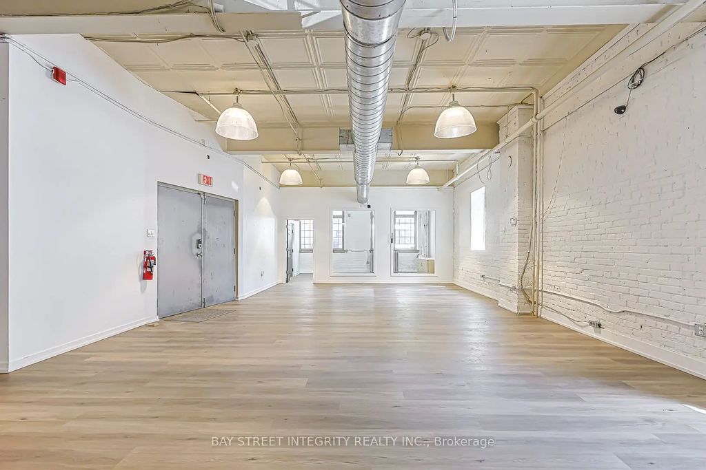 51 Bulwer Street Main Flr, Toronto C01