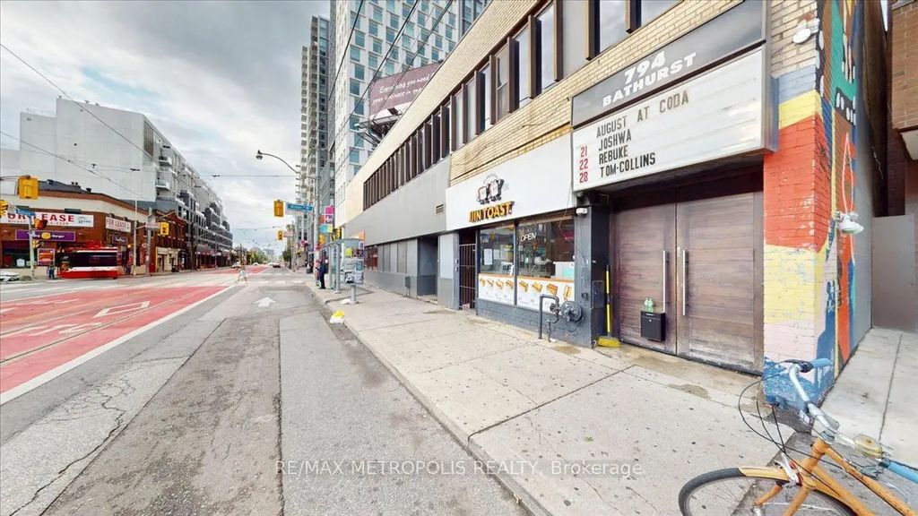 558 Bloor St Street, Toronto C02