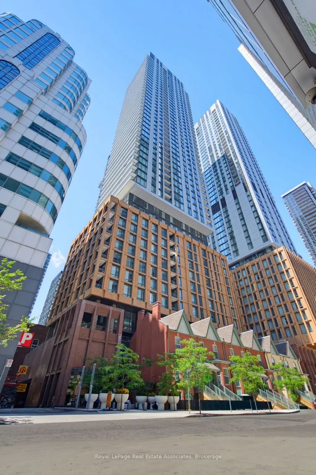8 Widmer Street 2403, Toronto C01