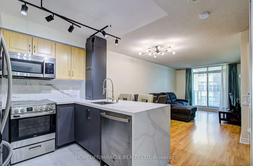 212 Eglinton Avenue 705, Toronto C10