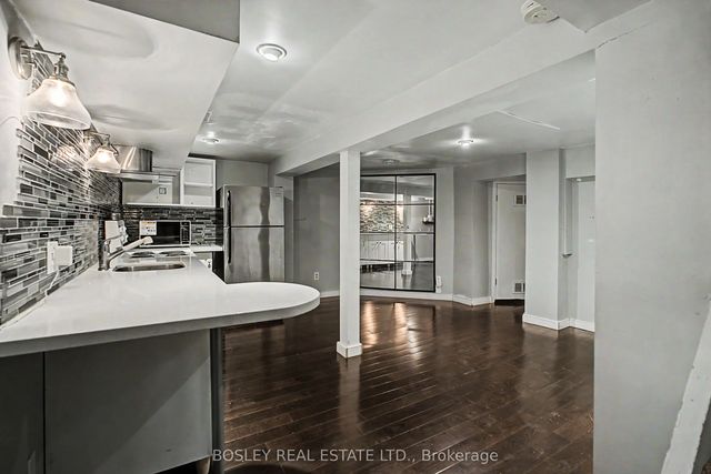 254 Broadway Avenue Lower, Toronto C10