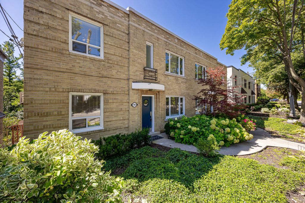 99 Chatsworth Drive Main, Toronto C04