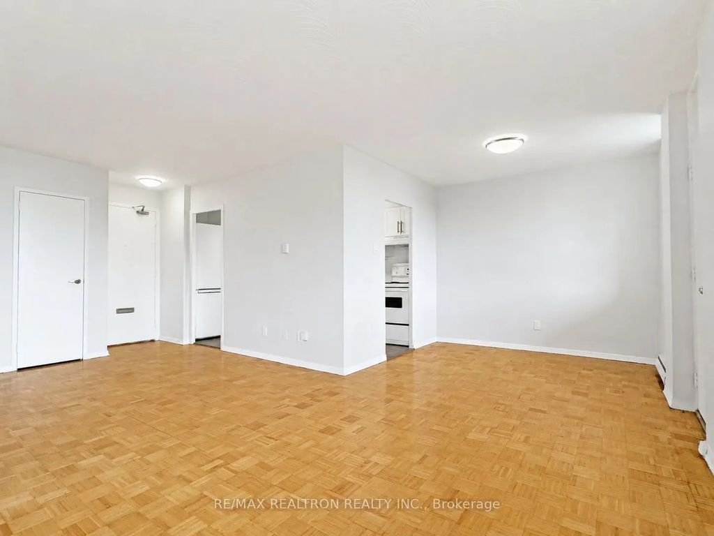 525 Eglinton Avenue E 804, Toronto C10