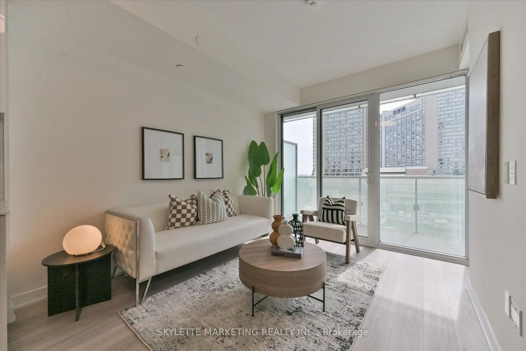 15 Queens Quay E 617, Toronto C08