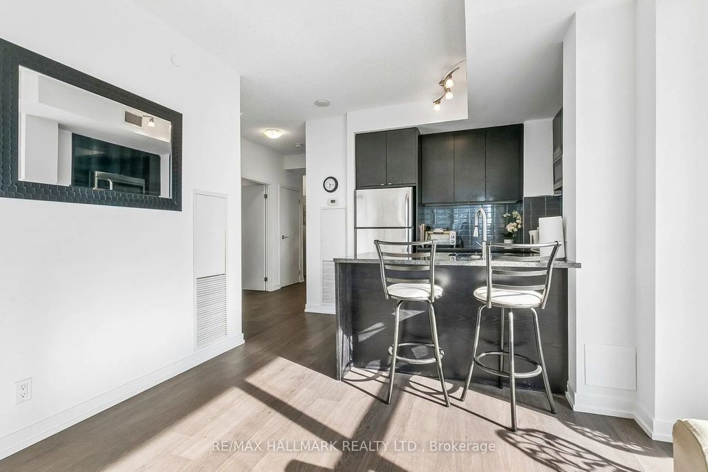 98 Lillian Street 1212, Toronto C10