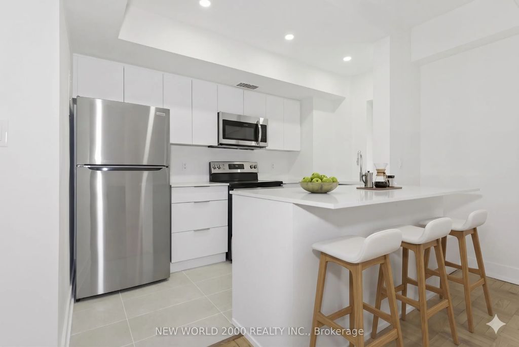 110 St Clair Avenue W 206, Toronto C02