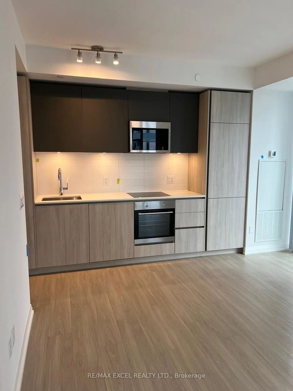 8 Widmer Street 4305, Toronto C01