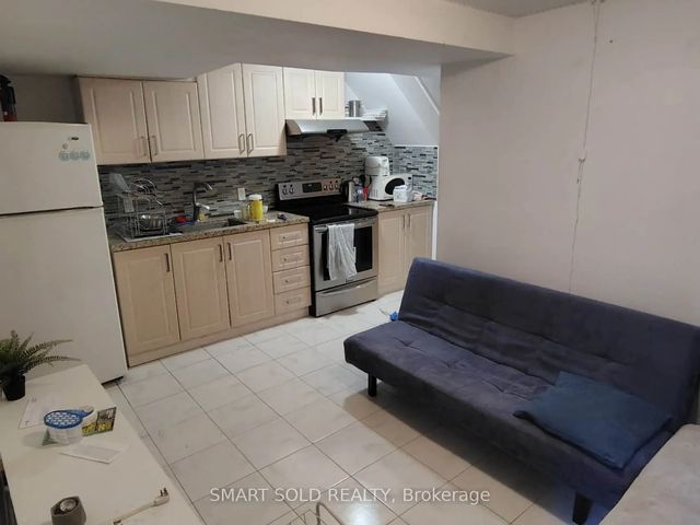 Lower 66 Bellevue Avenue, Toronto C01