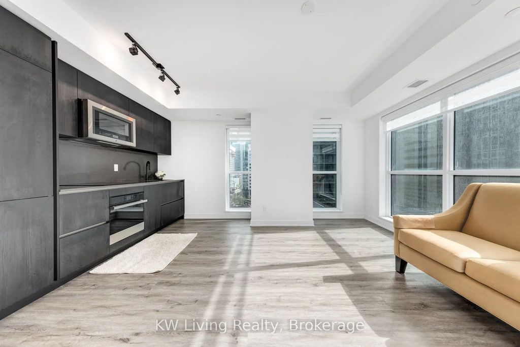 327 King Street W 902, Toronto C01