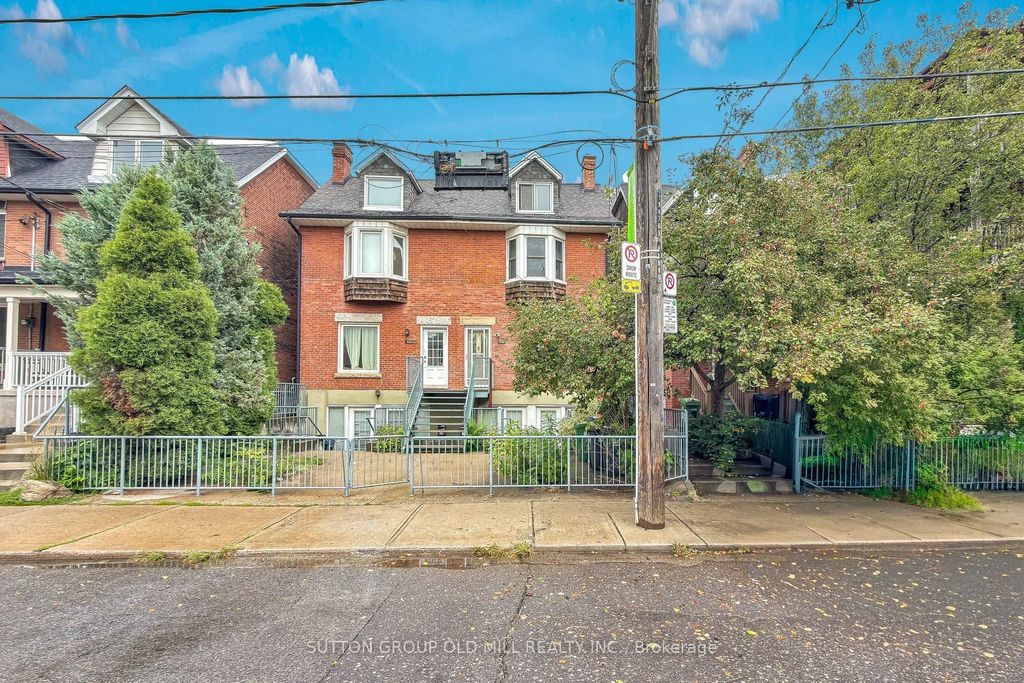 1060 College Street, Toronto C01
