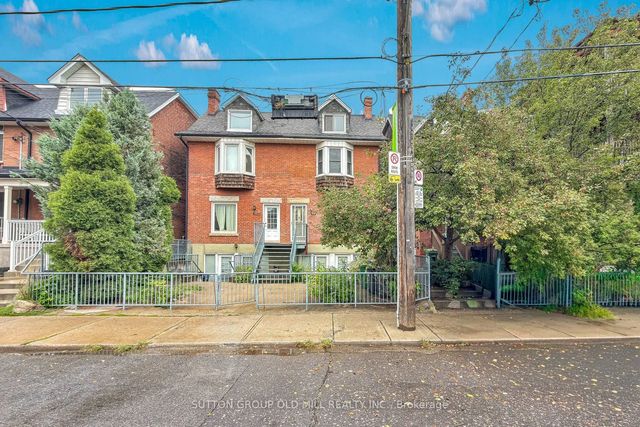 1060 College Street, Toronto C01