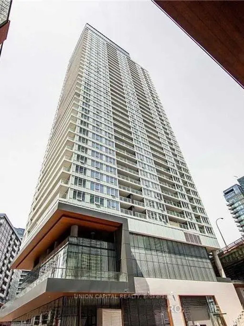 19 Bathurst Street 1908, Toronto C01