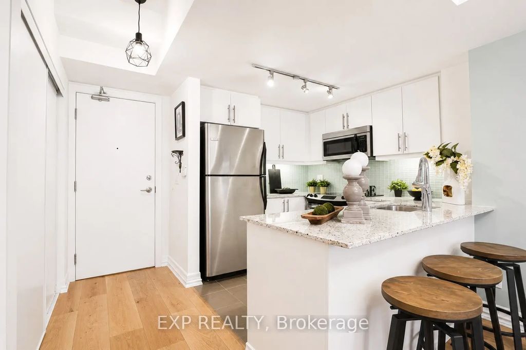 500 St Clair Avenue W 404, Toronto C03