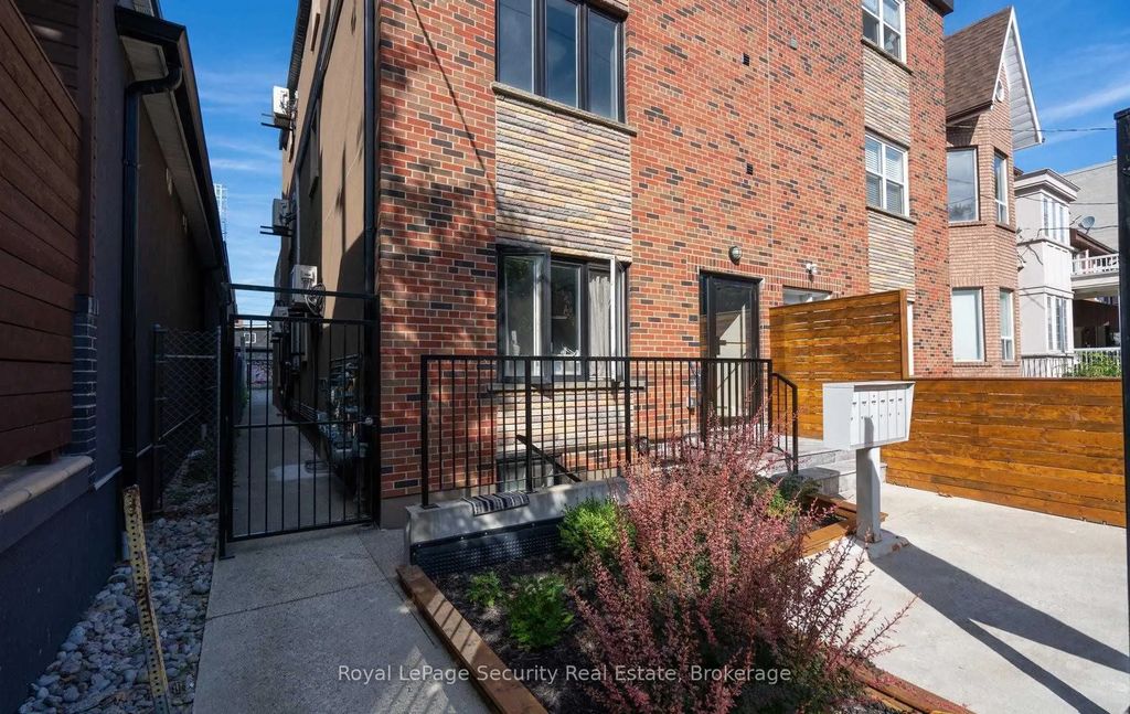 62 Lippincott Street 1, Toronto C01