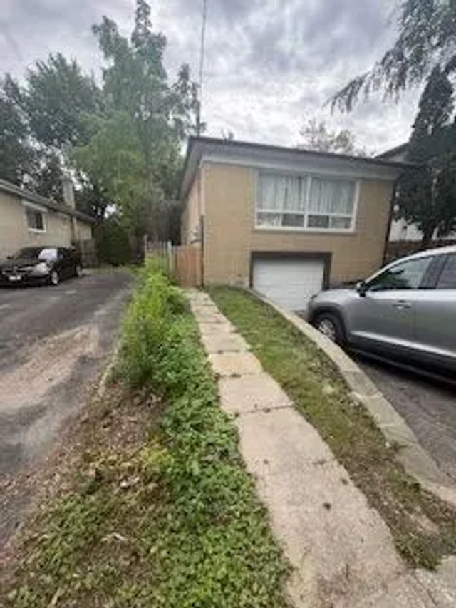 55 Bishop Avenue Lower, Toronto C14