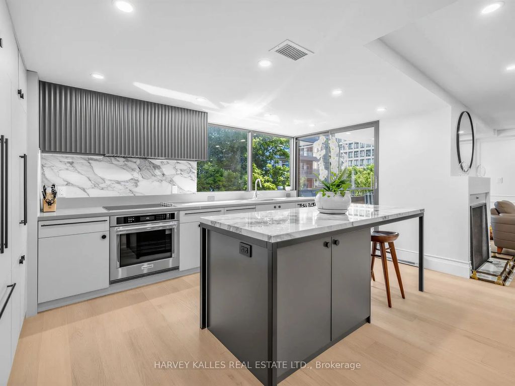 349 St. Clair Avenue W 404, Toronto C02