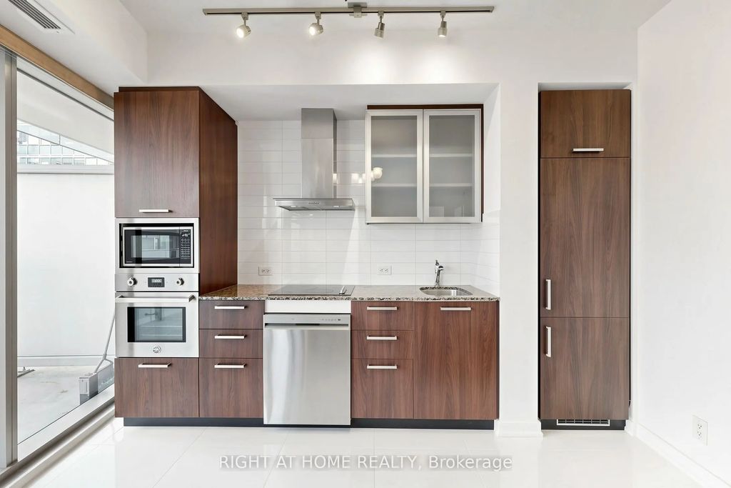 14 York Street 2006, Toronto C01