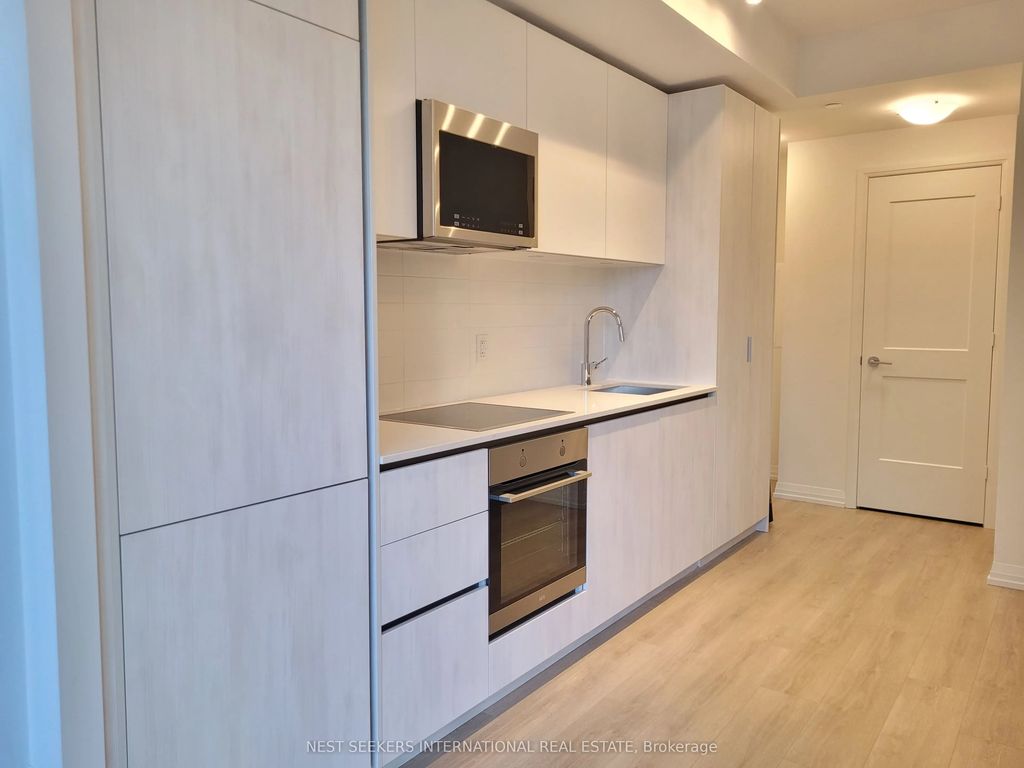 8 Widmer Street 2001, Toronto C01