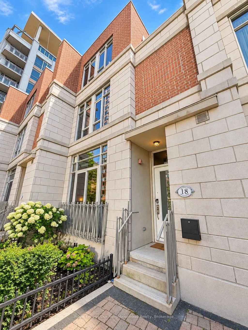 18 Grand Magazine Street Th8, Toronto C01