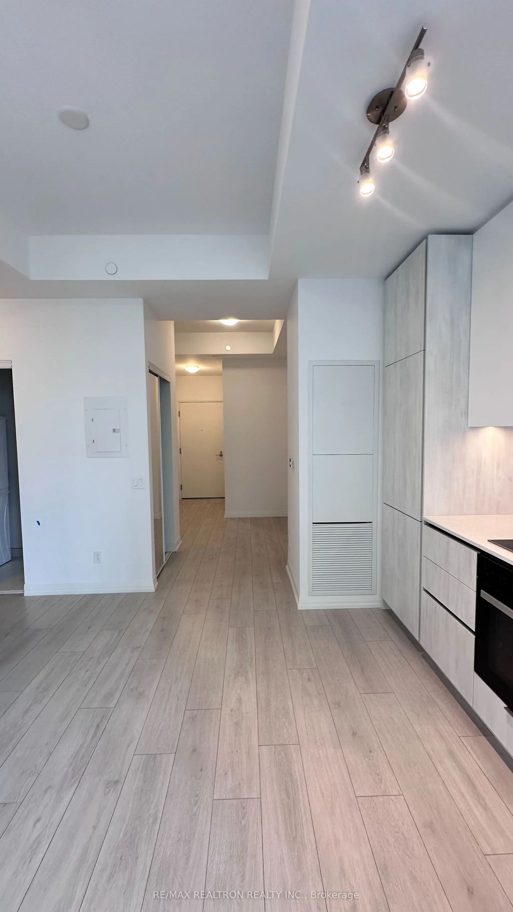 400 King Street W 2425, Toronto C01
