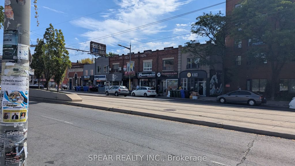693 St Clair Avenue W, Toronto C02