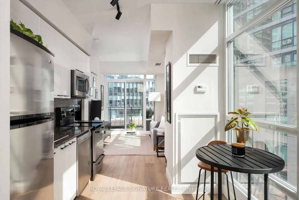 15 Bruyeres Mews 804, Toronto C01